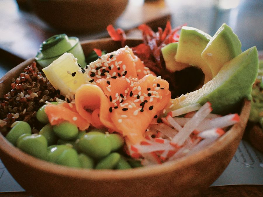 Poke bowl au saumon, avocat, quinoa et edamame